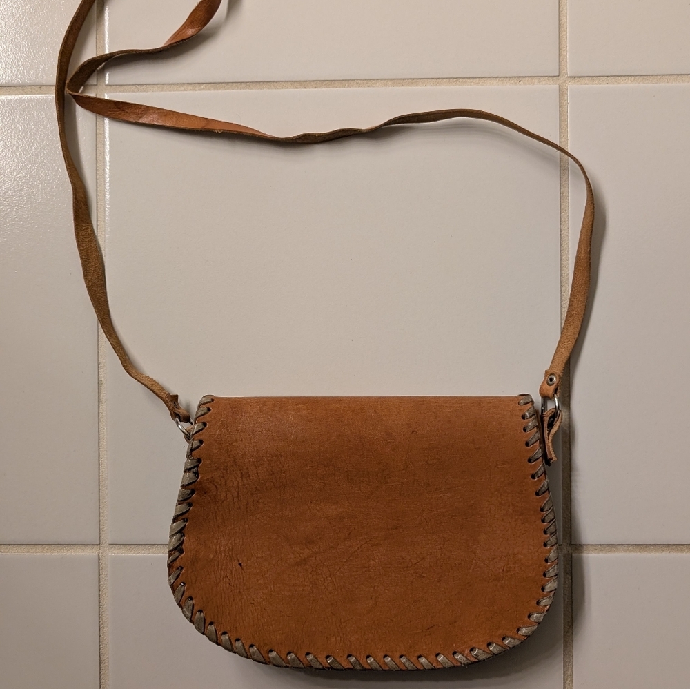 Vintage Boho Hippie Tan Real Leather Shoulder Bag with Floral Design Metal Clasp - Picture 5 of 7